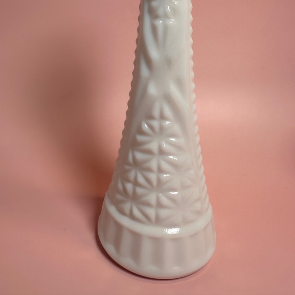 Vintage Milk Glass Tapered Vases – Set of 2 – Geometric Diamond Pattern 🤍✨ - Picture 5 of 6